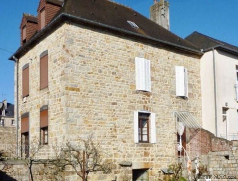 Ideal Holiday Home House in Town