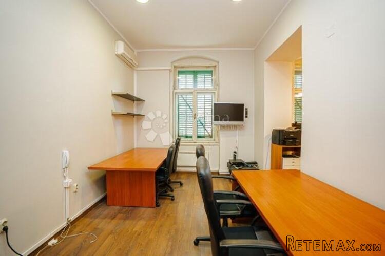 Ured na par minuta od Korza