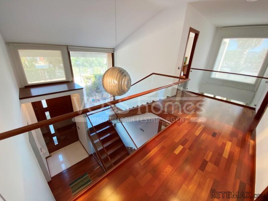 NEW LISTING TO VOSS HOMES - A Luxurious three storey 5 bed.. - 18