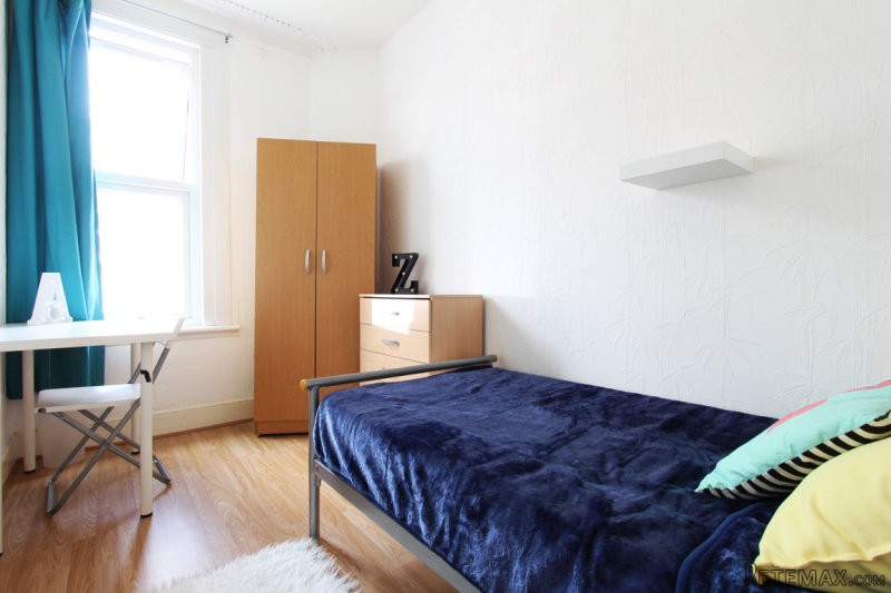 Single with single bed near Turnpike..