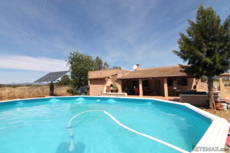 Finca in quiet location between Santa..