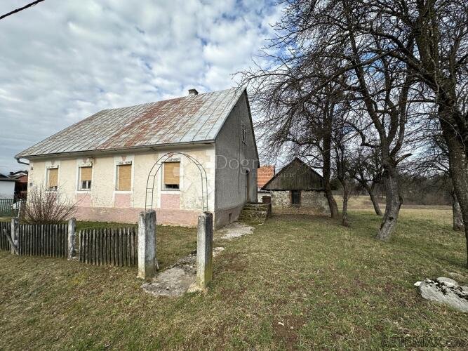 Kuća za adaptaciju na odličnoj lokaciji