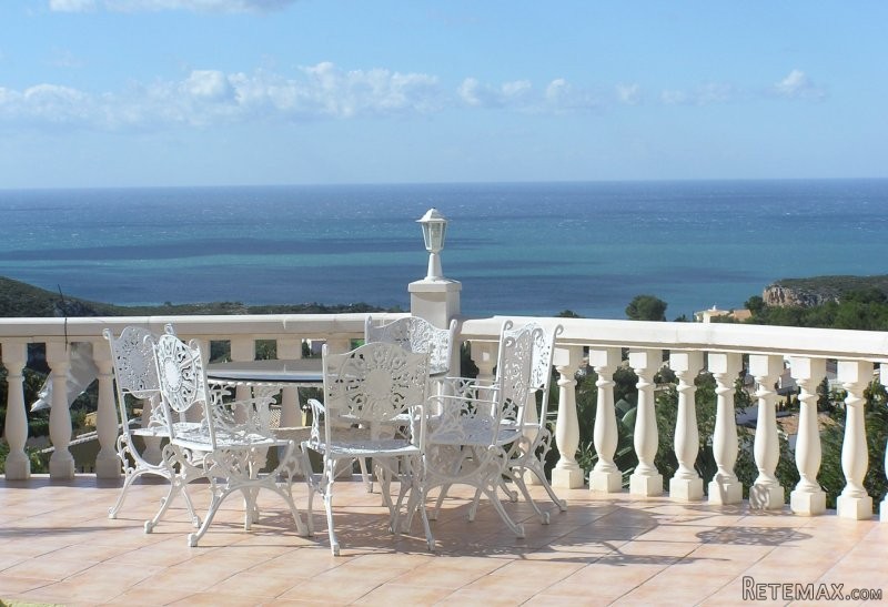 Luxurious villa with impressive sea..
