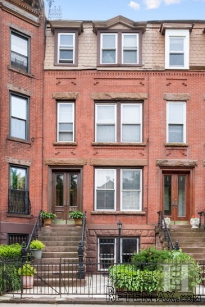 5 bedroom Town House For Sale: 530..
