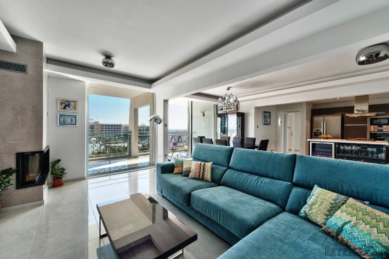 Fully Renovated Three Bedroom Apartment.. - 2