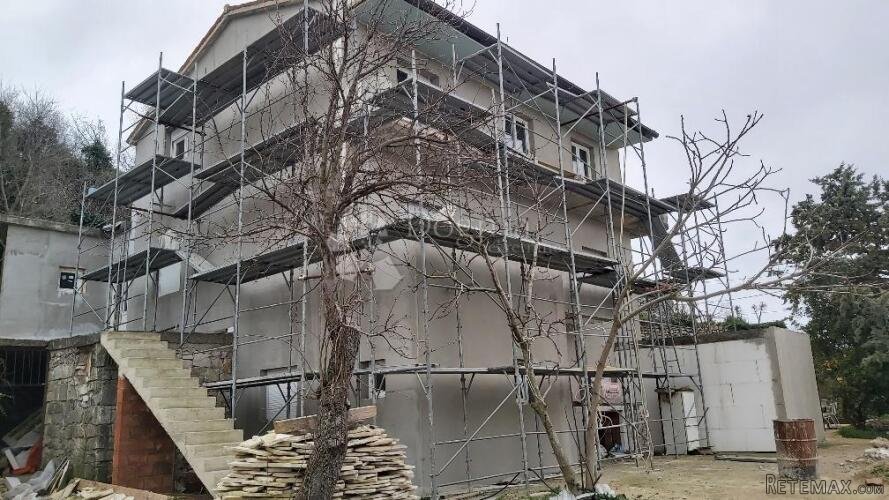 Započeta rekonstrukcija, kuća s tri stana