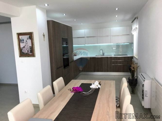 PULA, OBITELJSKA KUĆA SA 3 APARTMANA - 4