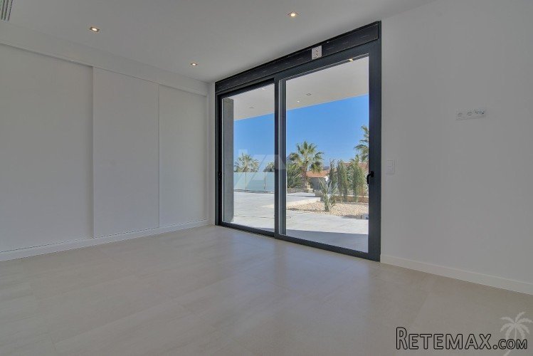 This imposing sea view villa is built to the highest.. - 8