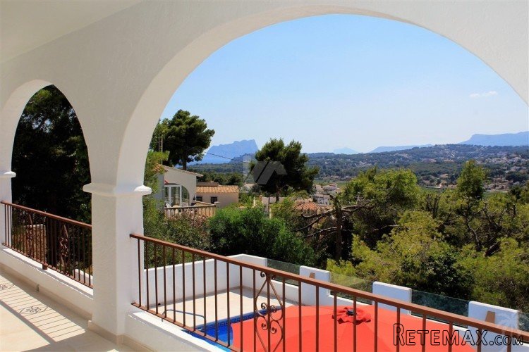 This beautifully refurbished villa has been finished to the.. - 2