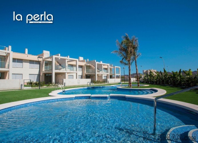 Nya lägenheter precis vid stranden i Mar Menor, omgivet av..