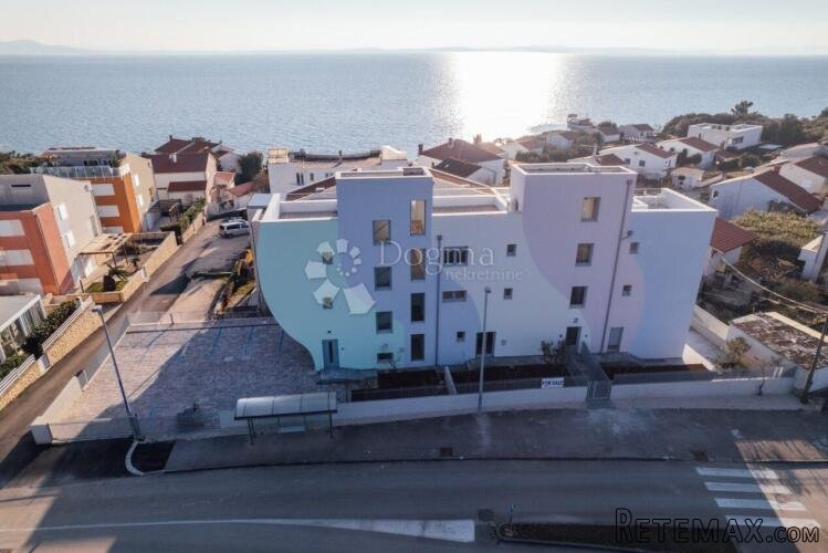 PETRČANE - ZGRADA U NOVOGRADNJI SA 4 STANA, 80M OD PLAŽE, PO - 3
