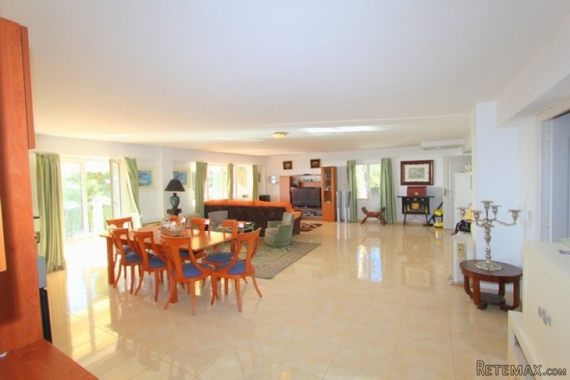 4 bedroom, 4 bathroom apartment locatd.. - 2