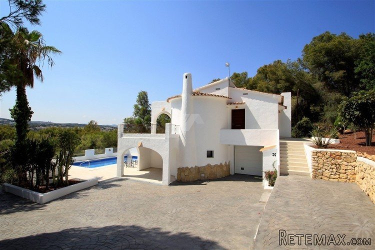 This beautifully refurbished villa has been finished to the.. - 4
