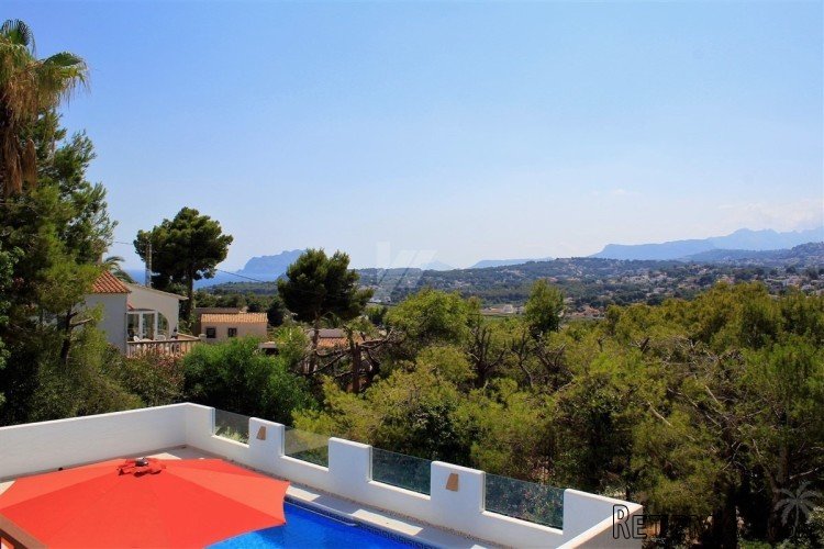 This beautifully refurbished villa has been finished to the.. - 5