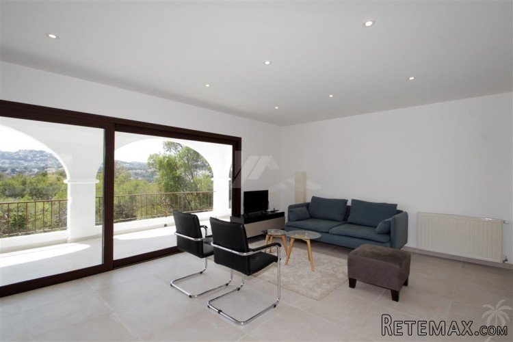 This beautifully refurbished villa has been finished to the.. - 6