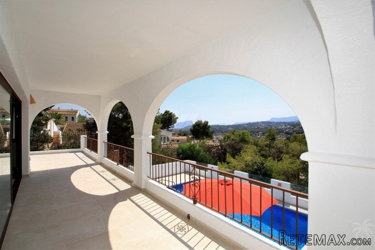 This beautifully refurbished villa has been finished to the.. - 8