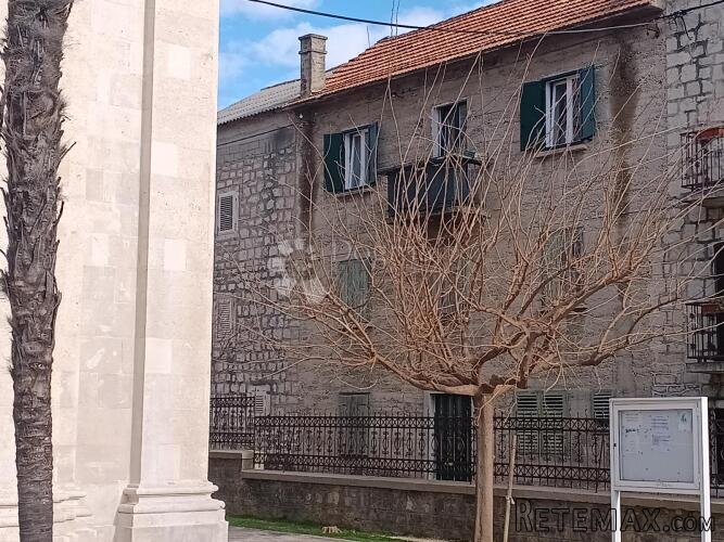 Kuća za adaptaciju Kaštel Lukšić - 2