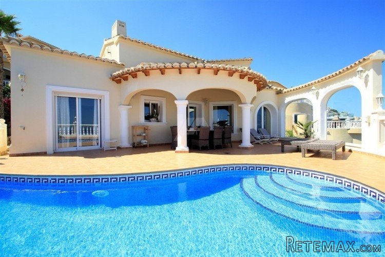 This stunning contemporary style property is distributed.. - 2