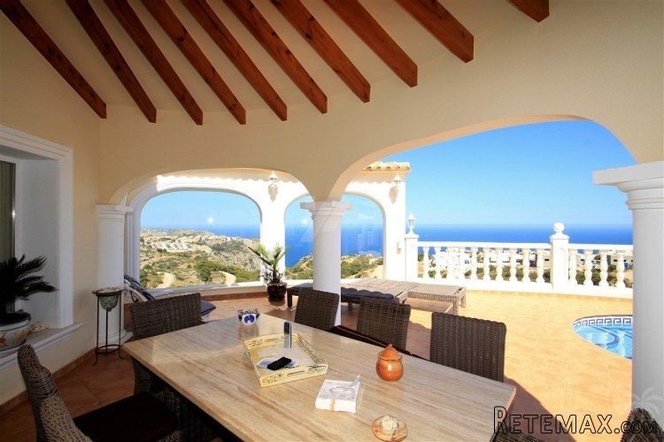 This stunning contemporary style property is distributed.. - 3