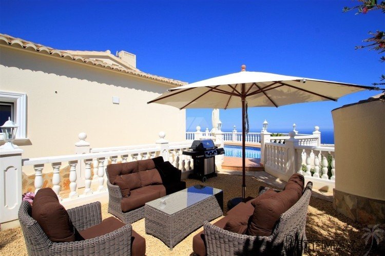 This stunning contemporary style property is distributed.. - 4