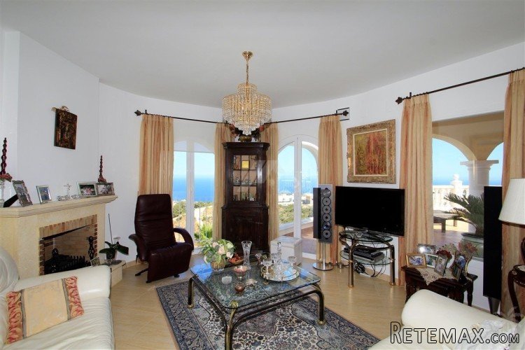 This stunning contemporary style property is distributed.. - 5