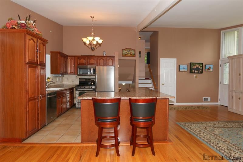 3 bedroom House For Sale: 1066 Barberry.. - 2