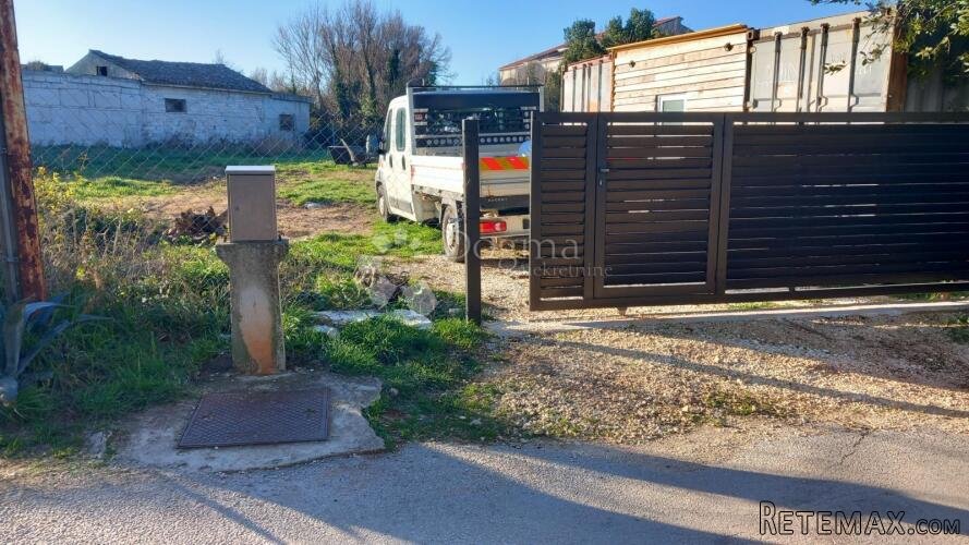 Prostrano građevinsko zemljište s priključcima - blizu obale