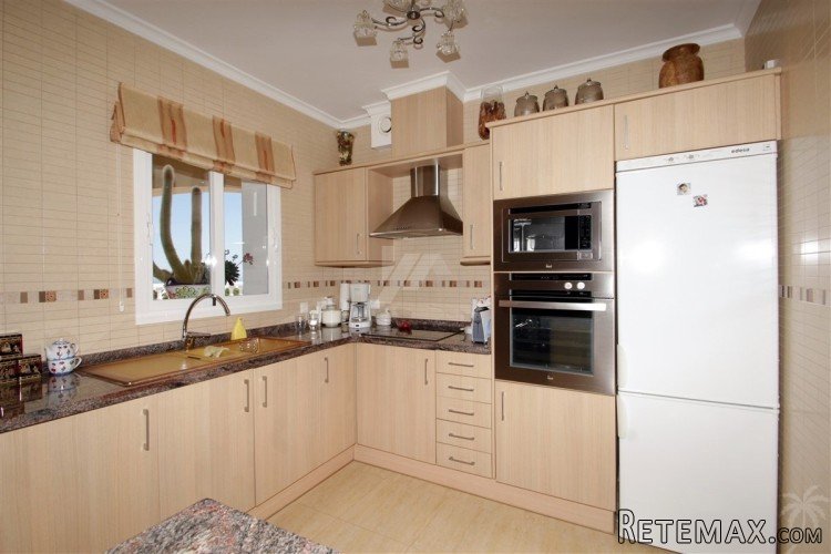 This stunning contemporary style property is distributed.. - 7