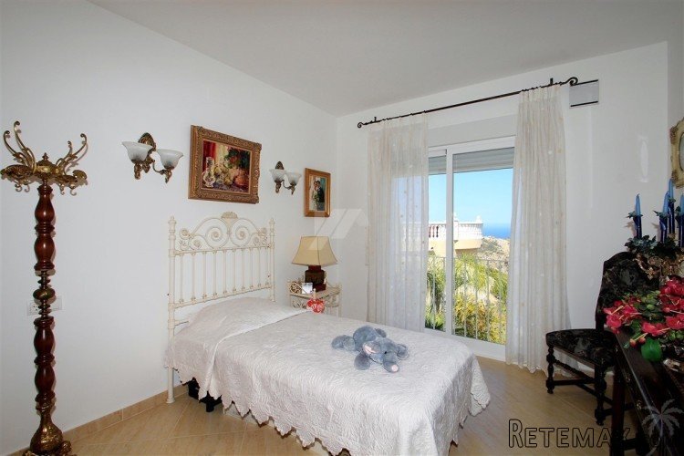 This stunning contemporary style property is distributed.. - 8