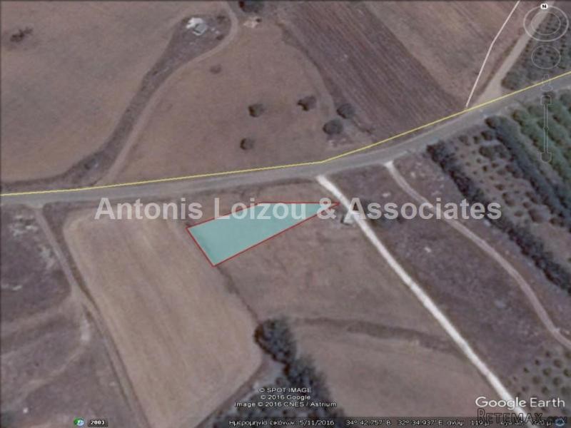 910 m2 residential field in Kouklia..