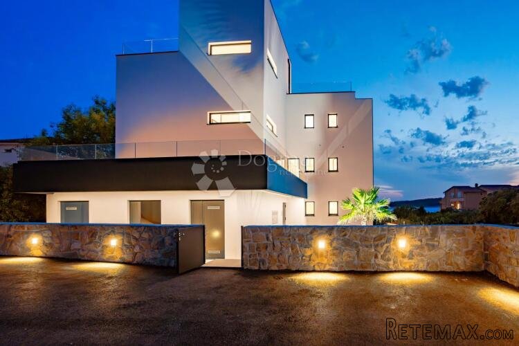Luksuzni penthouse s privatnom prostranom krovnom terasom i
