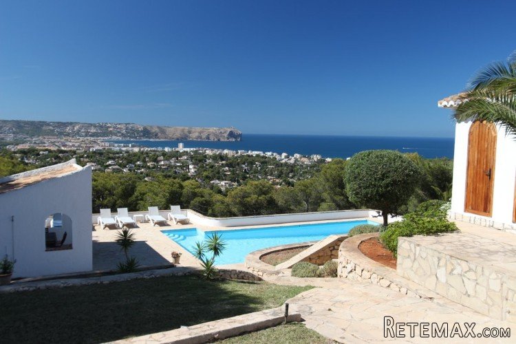 Ibizan style villa with 5 bedrooms on a large plot of 2,359.. - 2