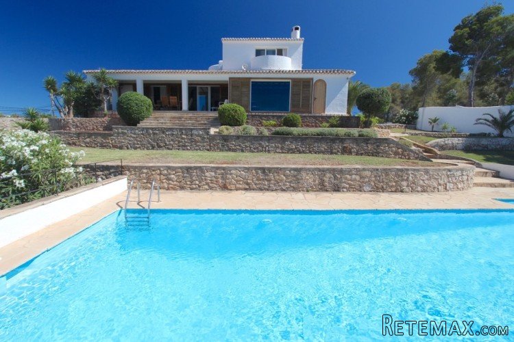 Ibizan style villa with 5 bedrooms on a large plot of 2,359.. - 3