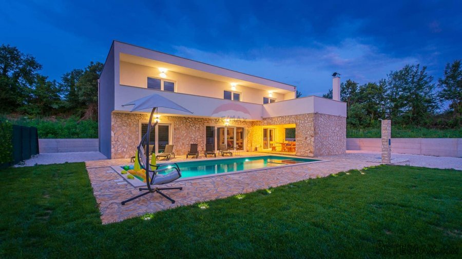 Istra, okolica Svetvinčenta, moderna villa s bazenom