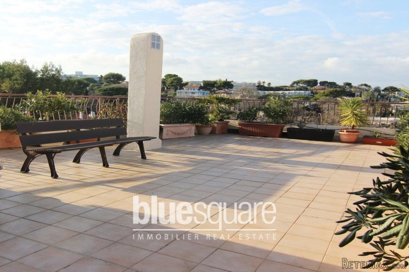 FOR SALE: 2 bedroom penthouse in Antibes