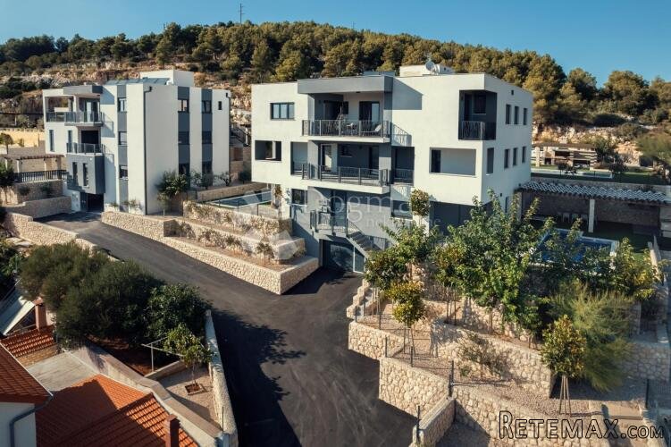 ŠIBENIK-EKSKLUZIVNI STAN S BAZENOM