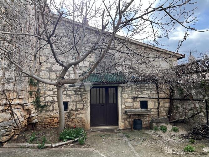 KUĆA U STAROGRADSKOJ JEZGRI - 3