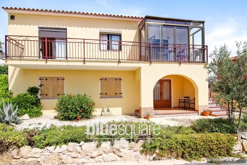 6-Bedroom house close to beach and town