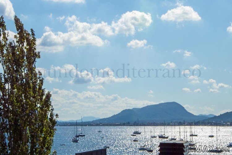 Very spacious penthouse which can be found just off of the..
