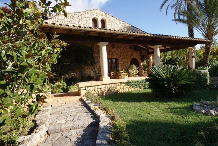 Country home in great location in Pollensa, rustic..