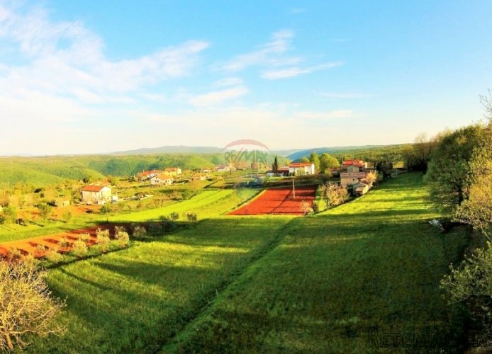 ISTRA,ZEMLJIŠTE SA DOZVOLOM ZA KUĆU ZA ODMOR
