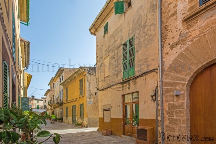 Ideal location for this townhouse in the heart of Old..