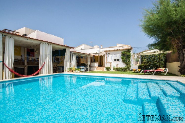 Ground floor with private pool and garden, located in the..
