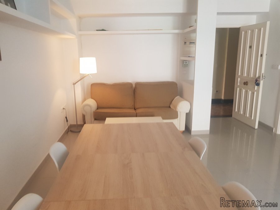 La casa tiene la entrada a 5m. de la playa pero no tiene..