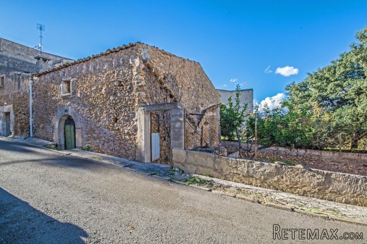 Fabulous 19th century old house to restore in Búger, with a..