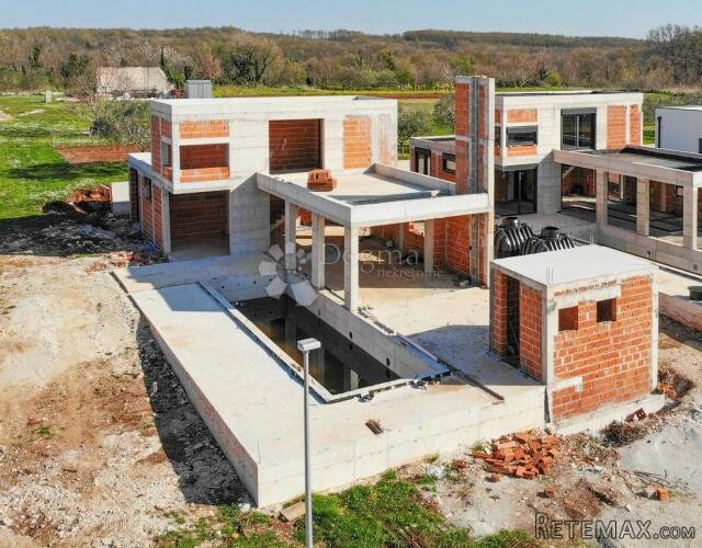 Kanfanar, atraktivna villa u roh-bau fazi s pogledom na more