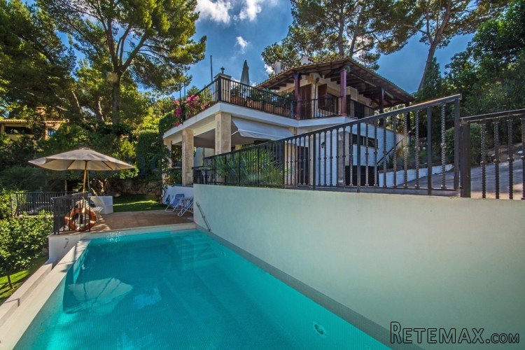 Fabulous location for this enchanting house in the green..
