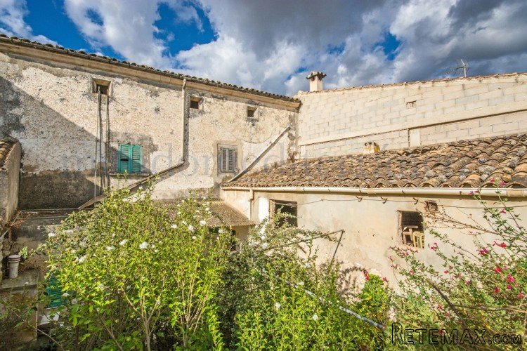 Excellent large townhouse a "Casa Señorial" to restore in..