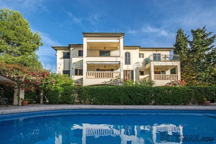 Fantastic four bedroom apartment located on the first floor..