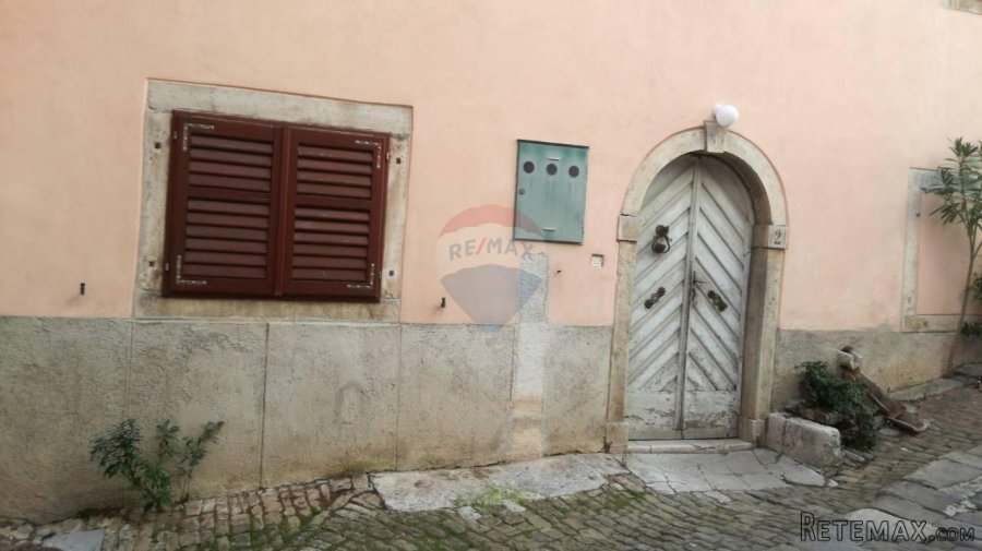 Motovun, kamena kuća s lijepim pogledom